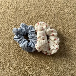 Brandy Melville Scrunchies (2)